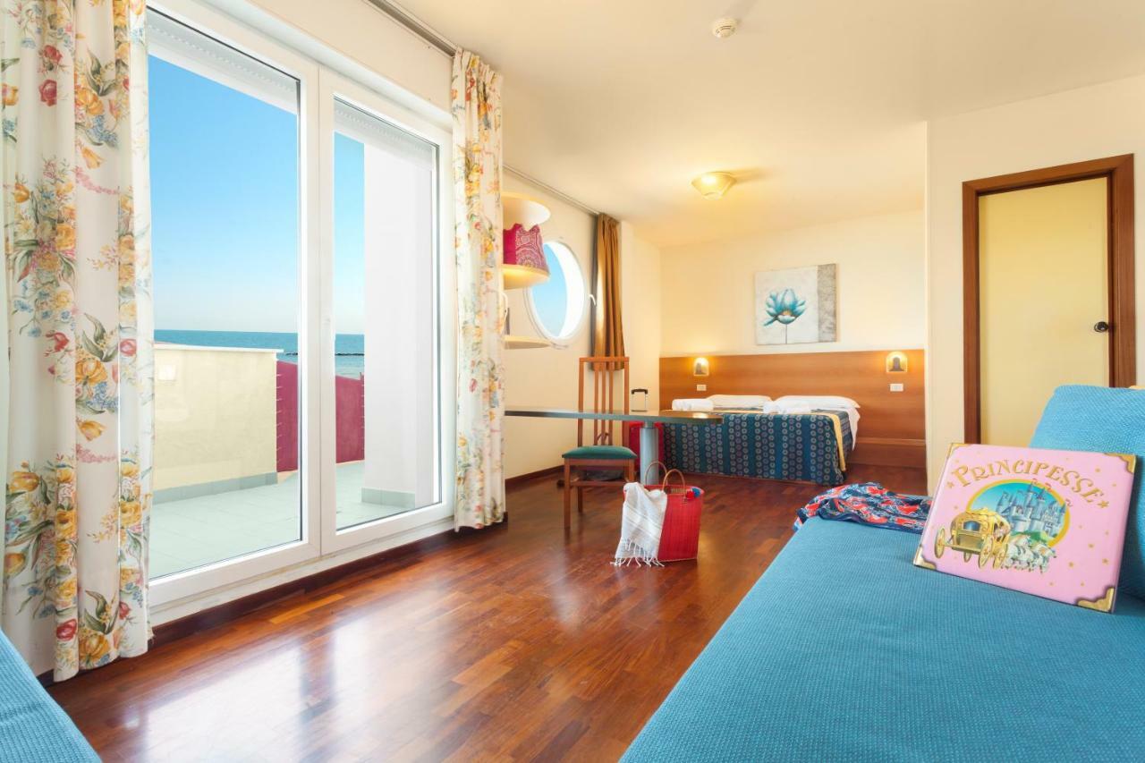 Hotel Atlantic Vista Mare Пезаро Экстерьер фото