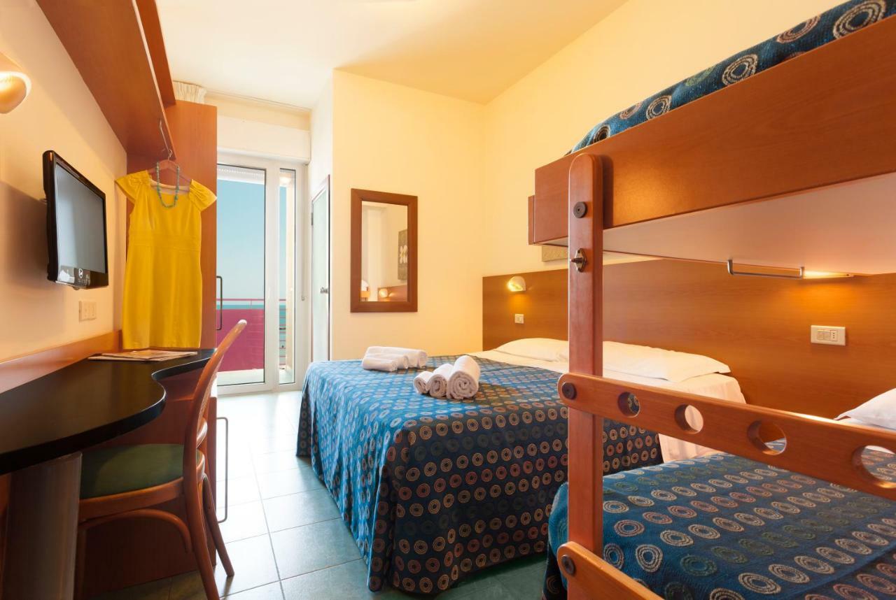 Hotel Atlantic Vista Mare Пезаро Экстерьер фото